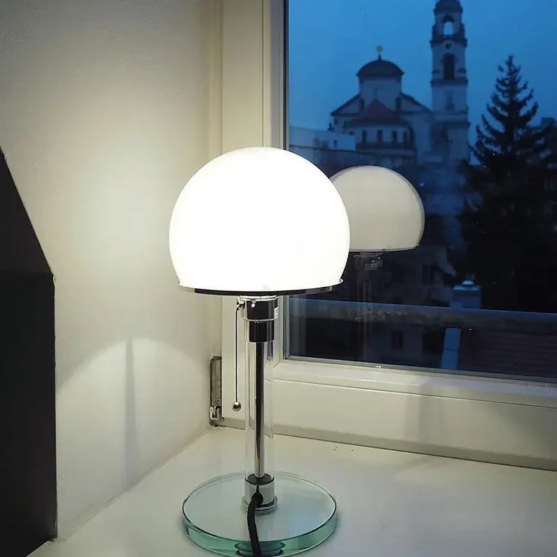 Bauhaus Sphere Tischlampe mit Glas-Kugelschirm