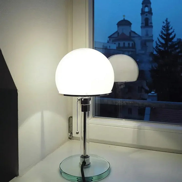 Bauhaus Sphere Tischlampe mit Glas-Kugelschirm