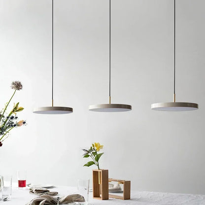 Moderne Pendelleuchte im Flachdesign für Essbereich und Küche