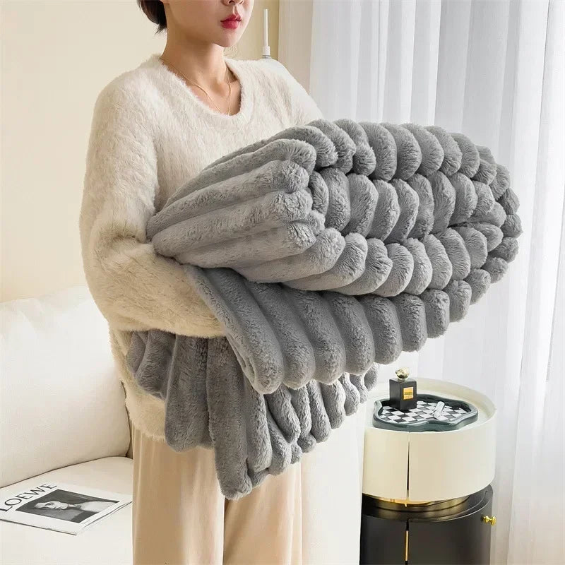 Kuschelige Fleecedecke aus Lammfellimitat - Weiche Sofadecke für warme Wintertage
