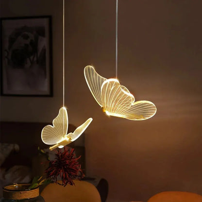Verspielte Schmetterlings-Hängelampe mit LED für stilvolle Wohnräume