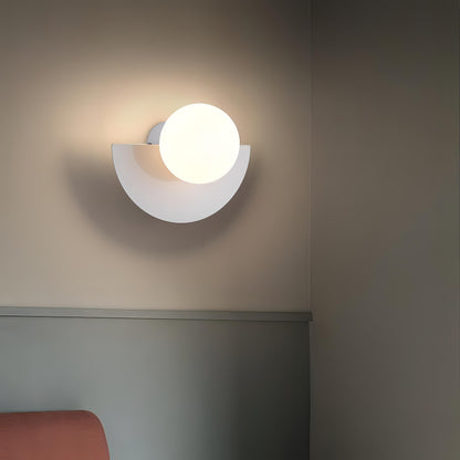 Halbkreisförmige LED-Wandleuchte im nordischen Stil