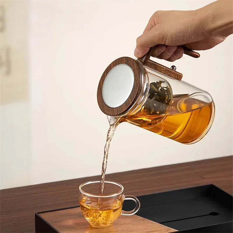 Elegante Glasteekanne mit Edelstahl-Infuser