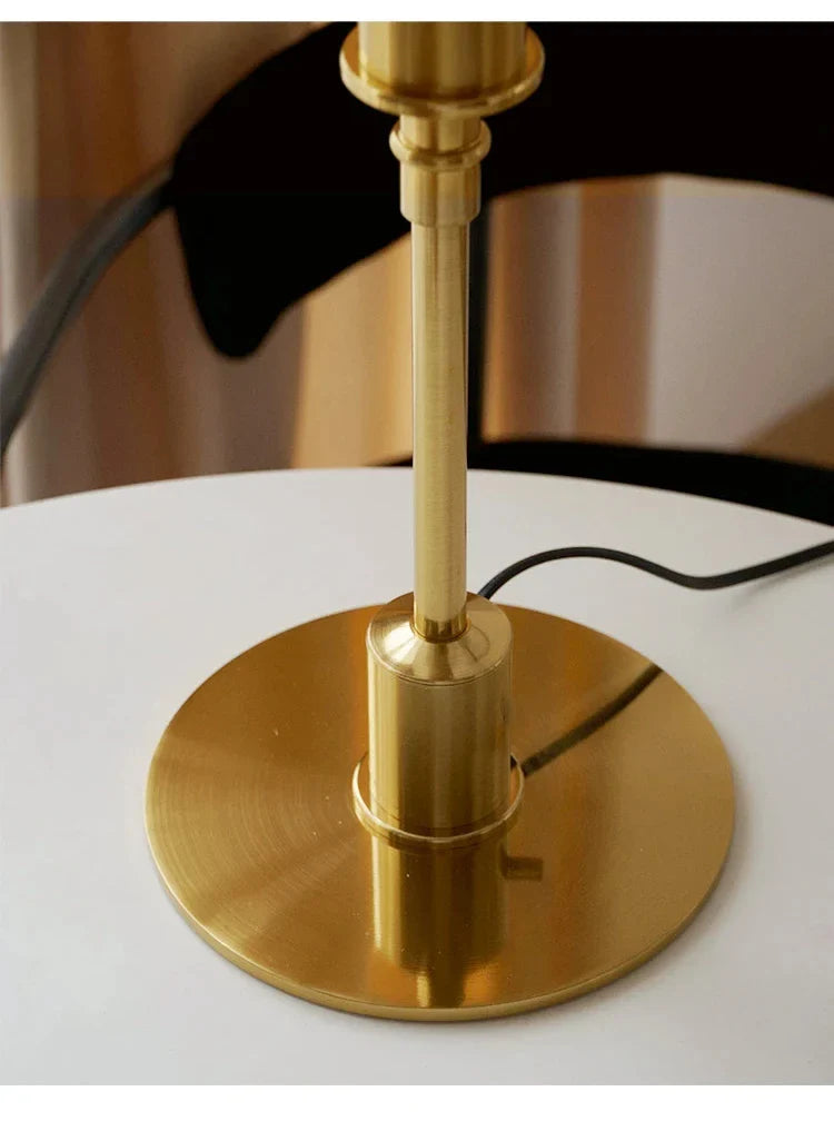 Bauhaus Ember Tischlampe mit Glas und Metallfuß