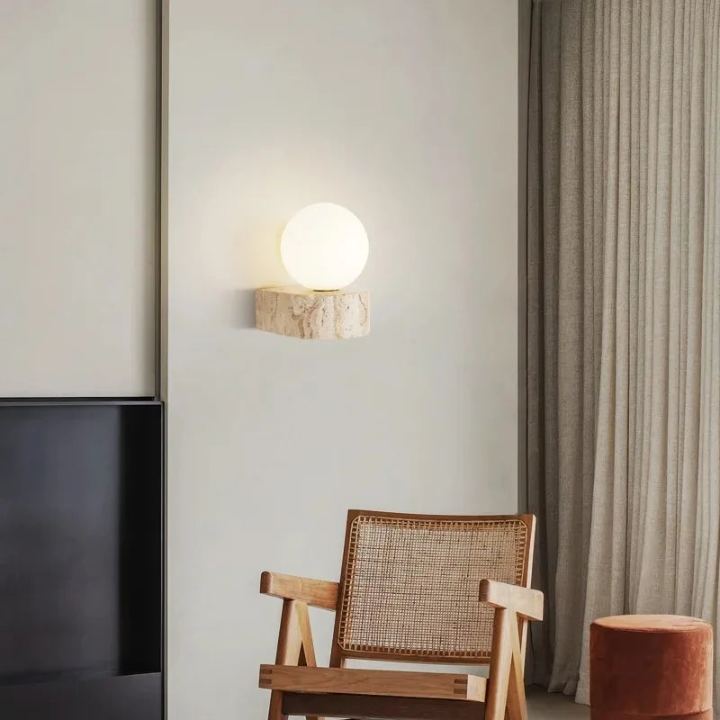 LED-Wandleuchte mit Steinsockel und Kugelglas für stilvolle Innenräume