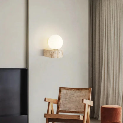 LED-Wandleuchte mit Steinsockel und Kugelglas für stilvolle Innenräume