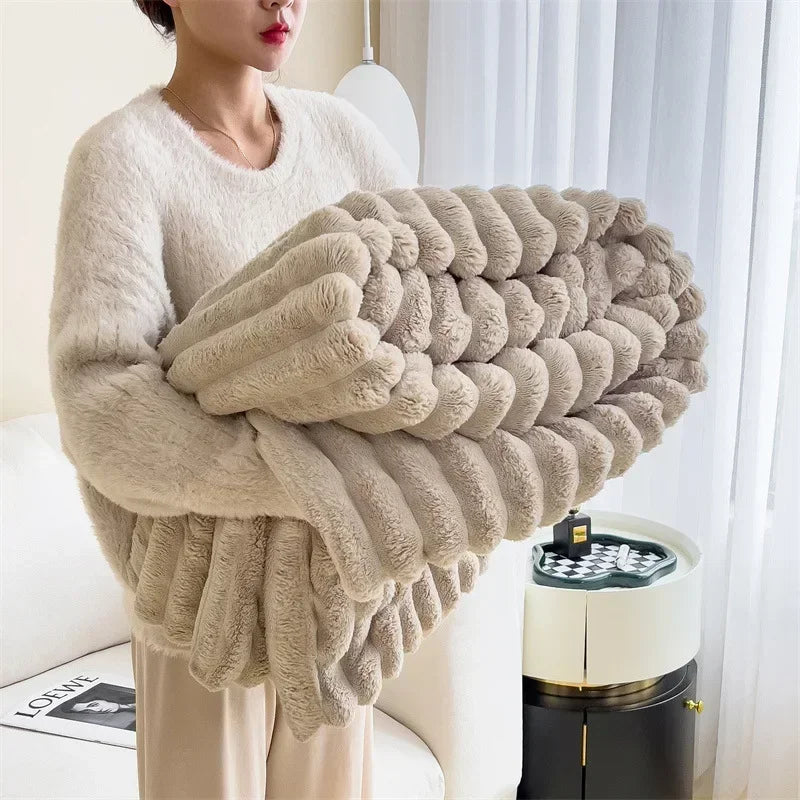 Kuschelige Fleecedecke aus Lammfellimitat - Weiche Sofadecke für warme Wintertage