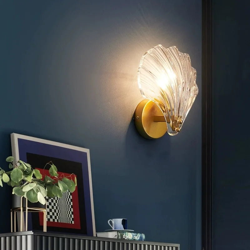 Elegante Wandlampe aus Glas in Muschelform in Frontalansicht
