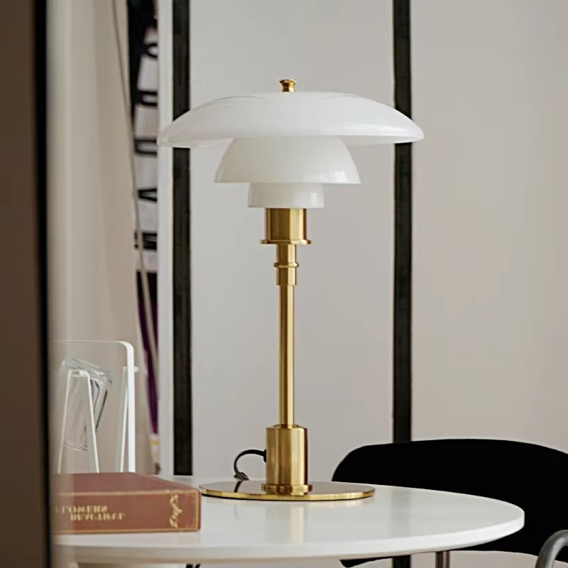 Dimmbare Tischlampe im dänischen Design