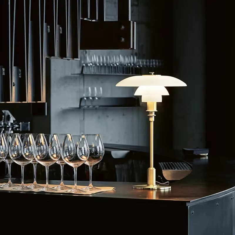 Dimmbare Tischlampe im dänischen Design