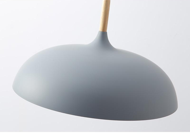 Pendelleuchten aus Metall und Holz in sanften Pastellfarben