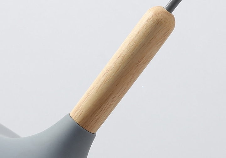 Pendelleuchten aus Metall und Holz in sanften Pastellfarben