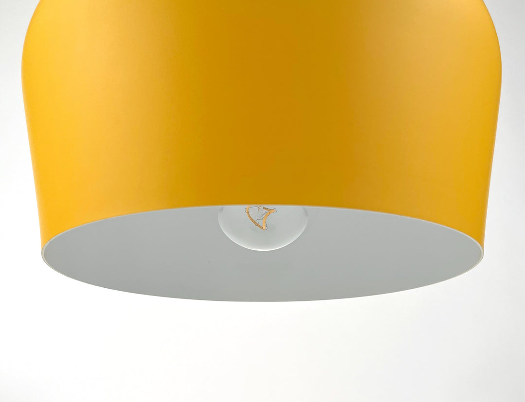 Pendelleuchten aus Metall und Holz in sanften Pastellfarben