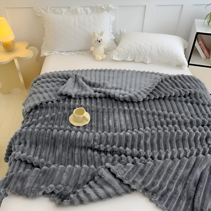 Gestreifte Fleecedecke – Dicke Ripp-Optik für Sofa und Bett