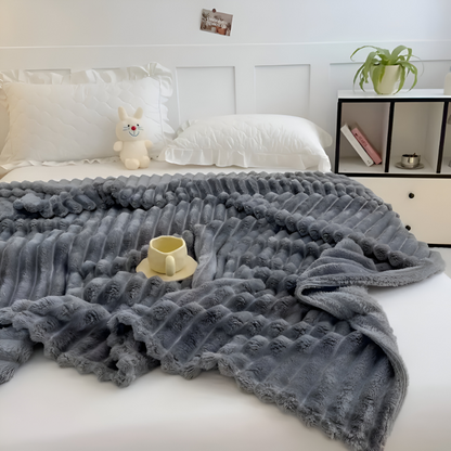 Gestreifte Fleecedecke – Dicke Ripp-Optik für Sofa und Bett