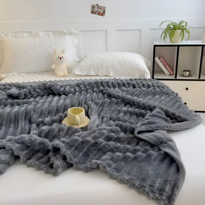 Gestreifte Fleecedecke – Dicke Ripp-Optik für Sofa und Bett