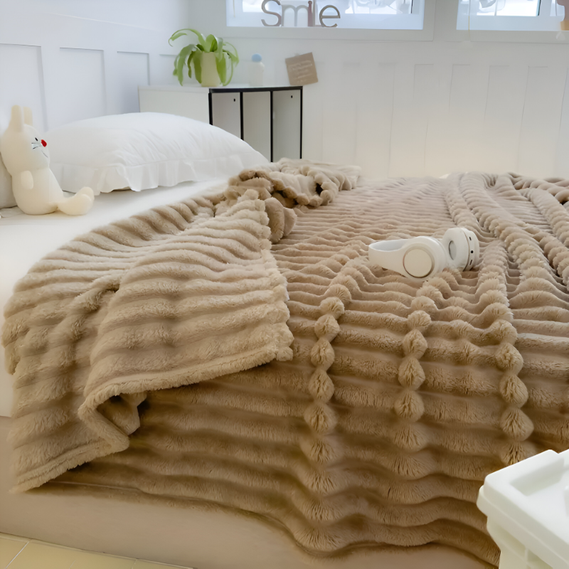 Gestreifte Fleecedecke – Dicke Ripp-Optik für Sofa und Bett
