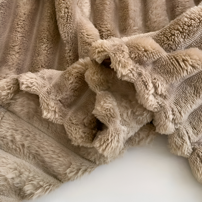 Gestreifte Fleecedecke – Dicke Ripp-Optik für Sofa und Bett
