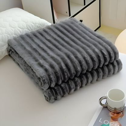 Gestreifte Fleecedecke – Dicke Ripp-Optik für Sofa und Bett