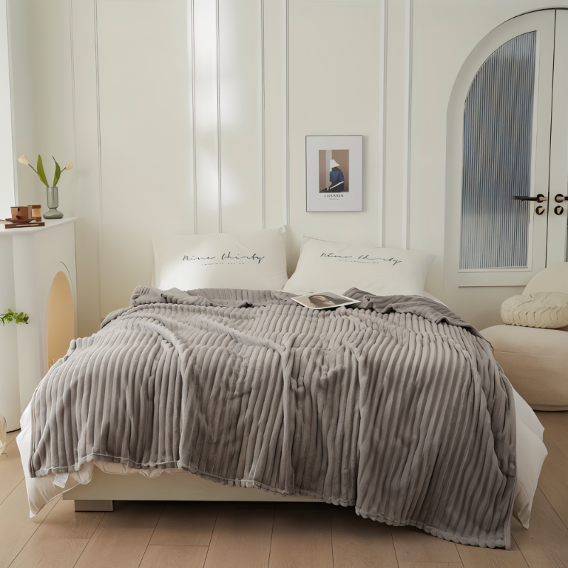 Gestreifte Fleecedecke – Dickes Plaid mit Rippstruktur für alle Jahreszeiten
