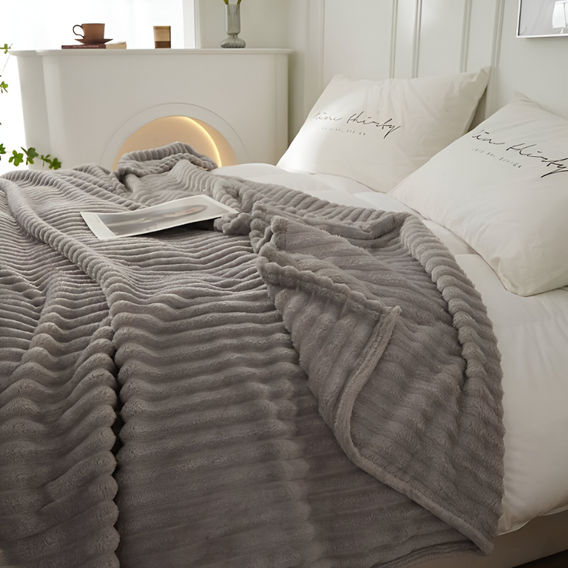 Gestreifte Fleecedecke – Dickes Plaid mit Rippstruktur für alle Jahreszeiten