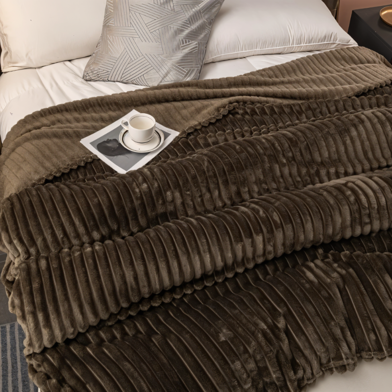 Gestreifte Fleecedecke – Dickes Plaid mit Rippstruktur für alle Jahreszeiten