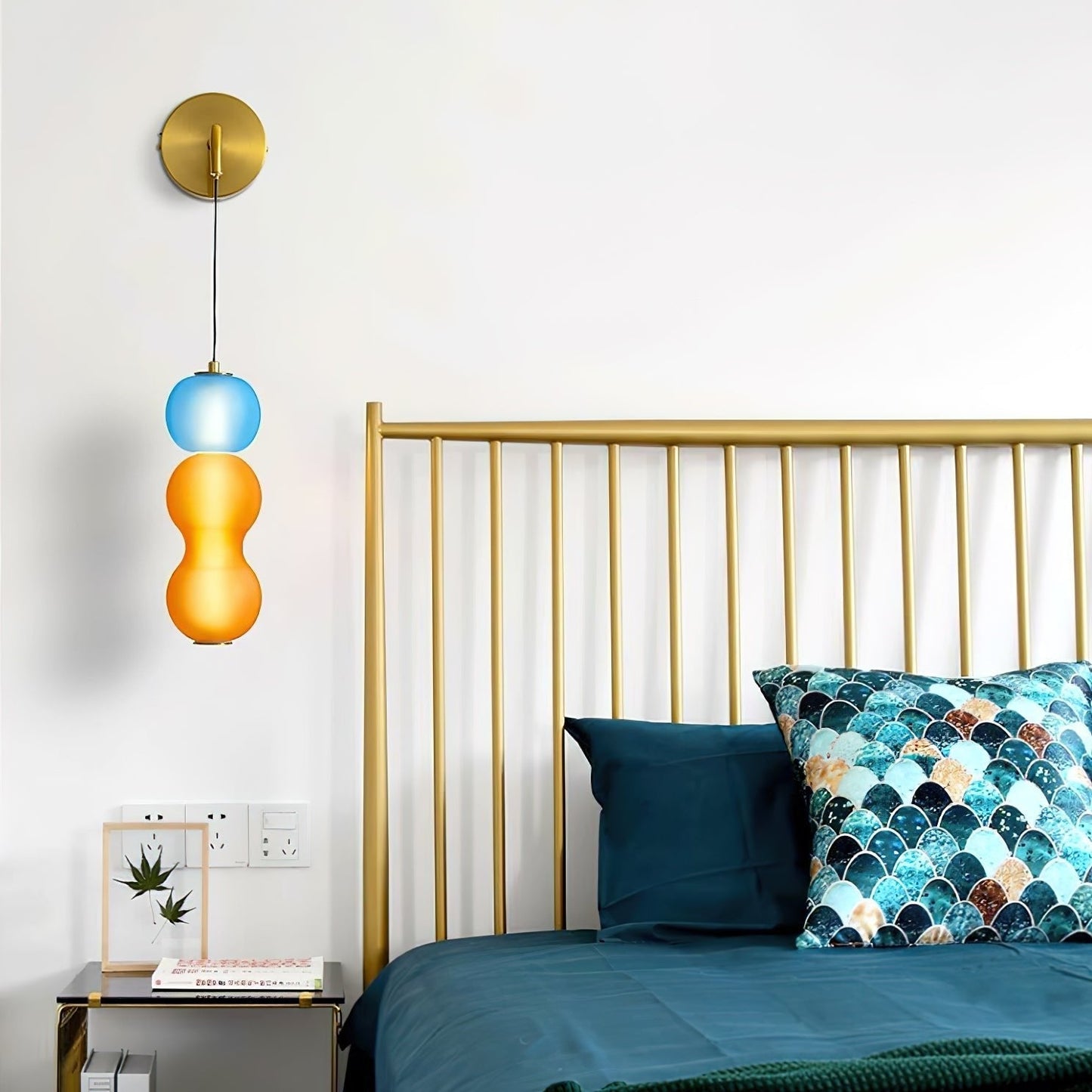 Wandlampe mit Goldfinish und Ornamenten