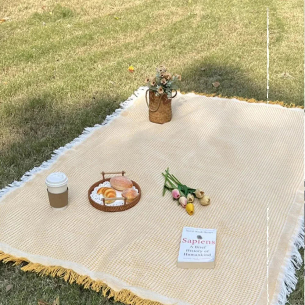 Tischdecke für Picknick und Garten auf rustikalem Holztisch