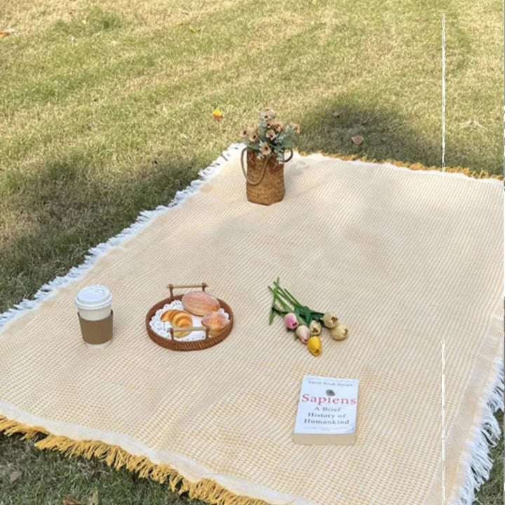 Tischdecke für Picknick und Garten auf rustikalem Holztisch