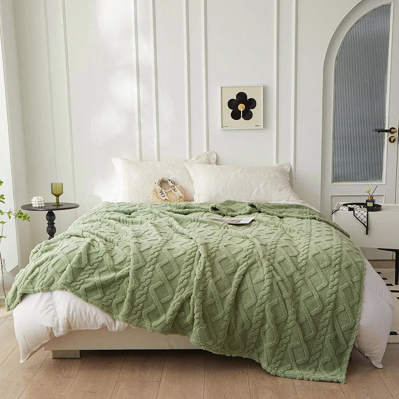 Warme Wohndecke auf einem Bett im gemütlichen Schlafzimmer