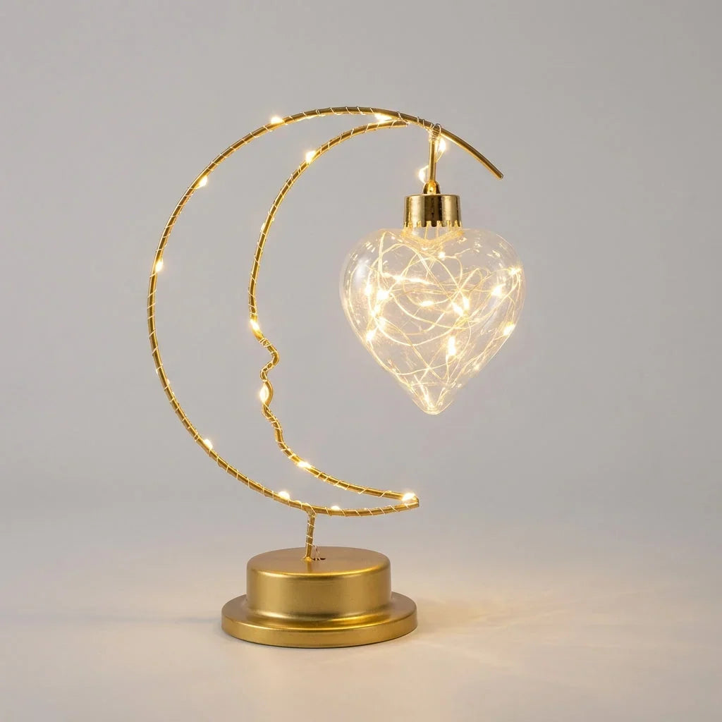 Verstellbare Tischlampe neben Wohnaccessoires im gemütlichen Zuhause