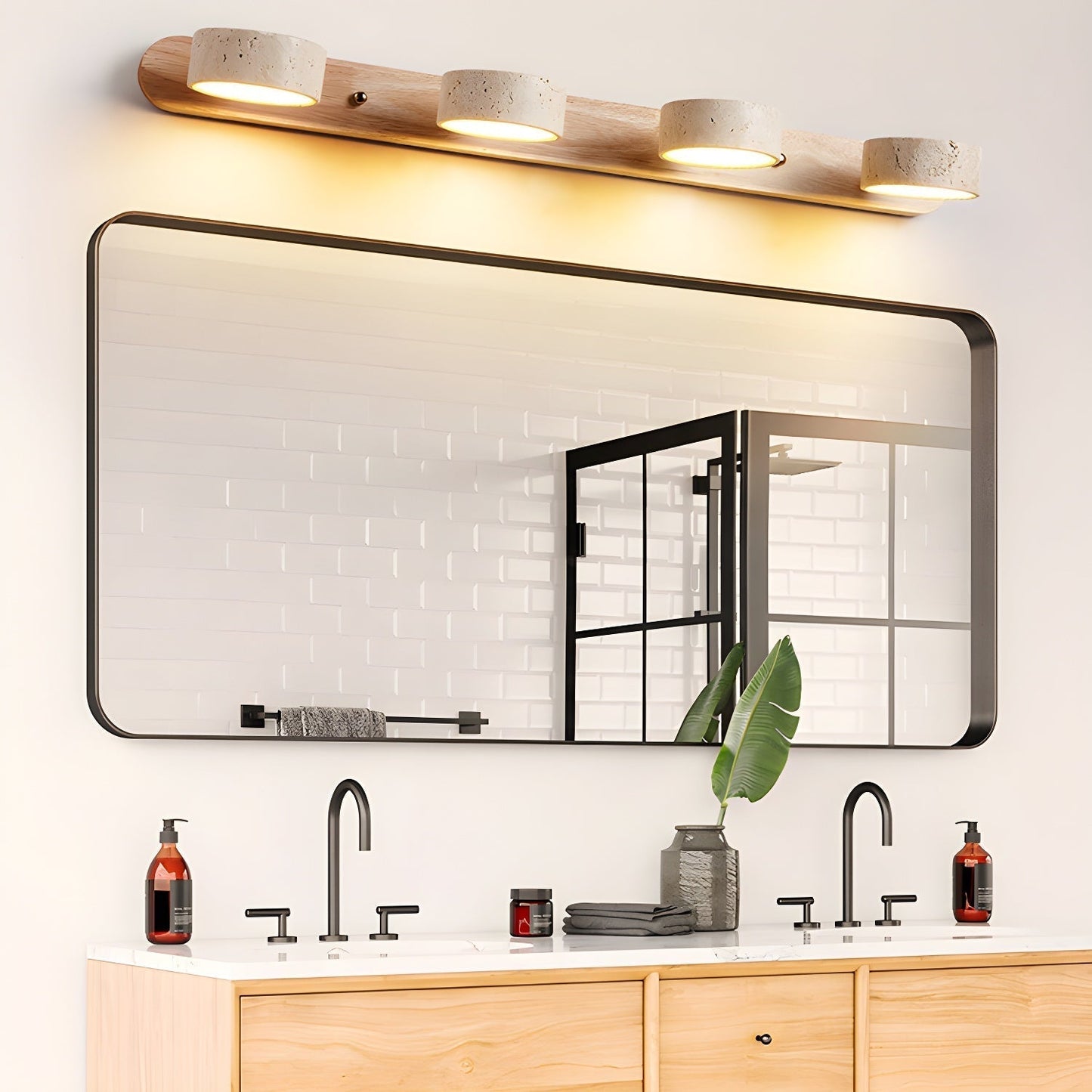 Moderne Wandlampe mit Travertin und Holz im minimalistischen Duo-Design