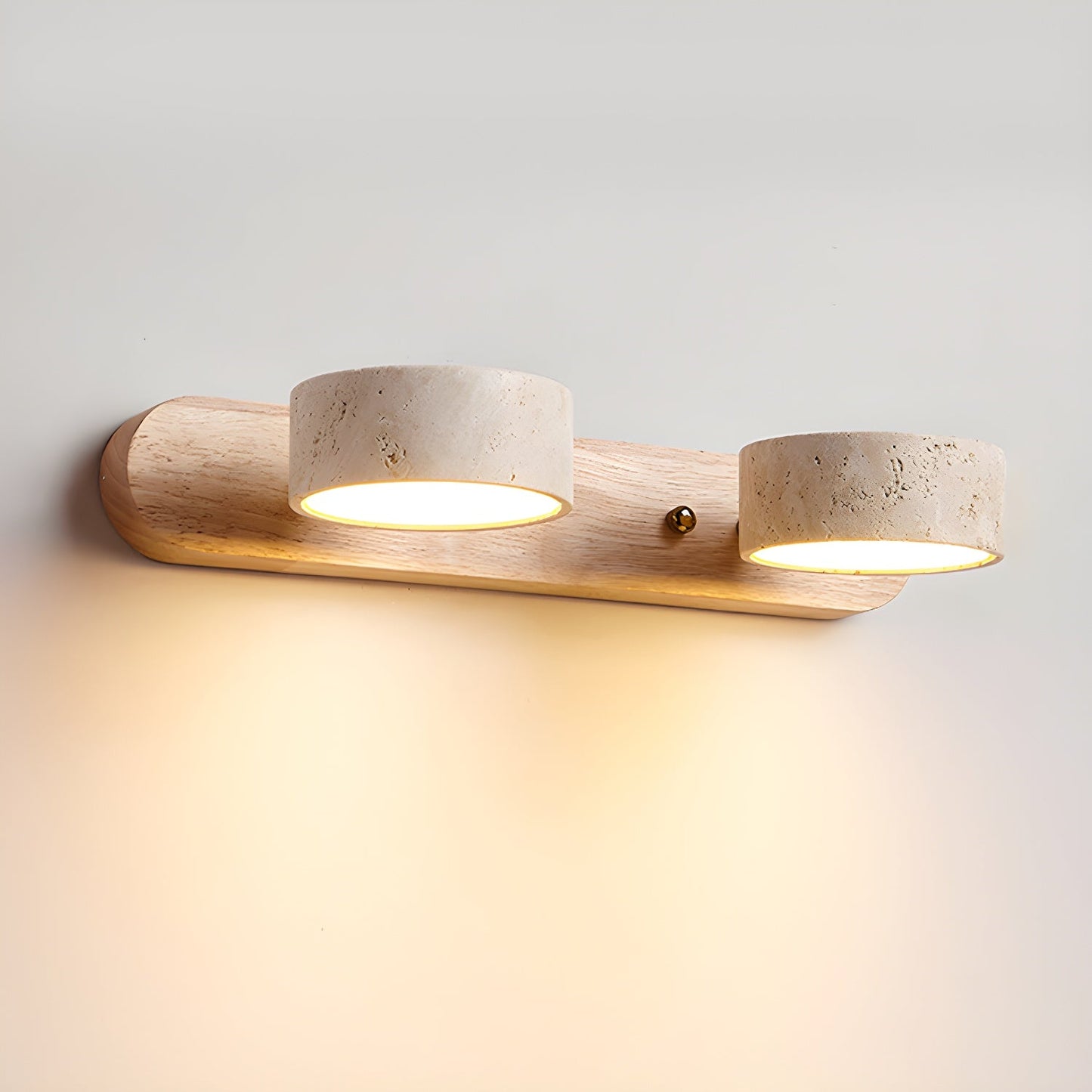 Moderne Wandlampe mit Travertin und Holz im minimalistischen Duo-Design