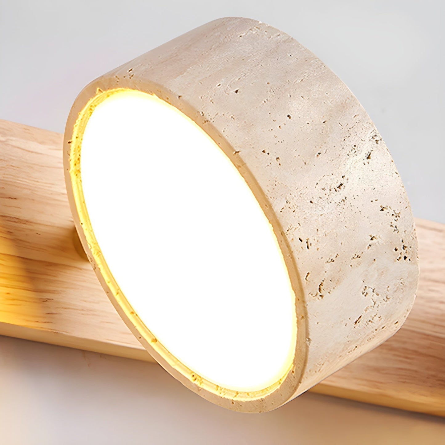 Moderne Wandlampe mit Travertin und Holz im minimalistischen Duo-Design