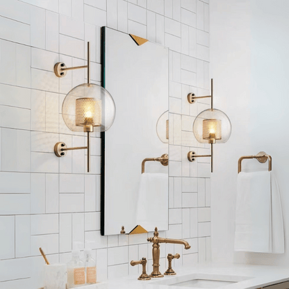 Wandlampe mit Waben-Glaskugel – Modernes Design mit Messingrahmen