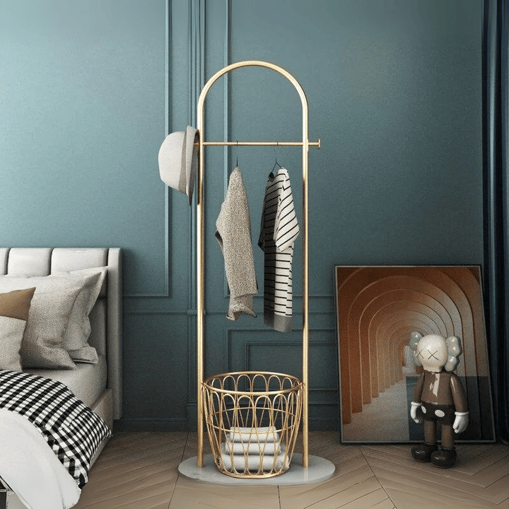 Moderner Metall-Garderobenständer mit Marmorfuß