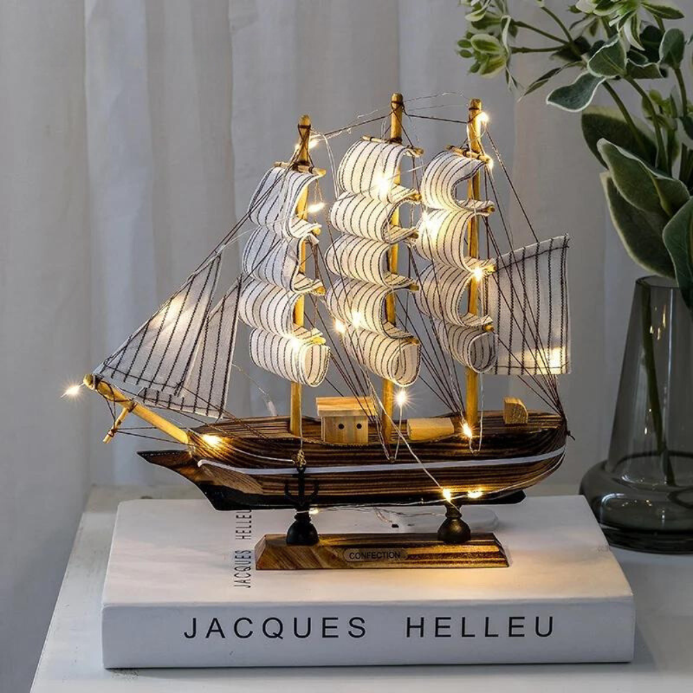Dekoleuchte in Form eines Segelschiffs aus Holz mit LED-Beleuchtung