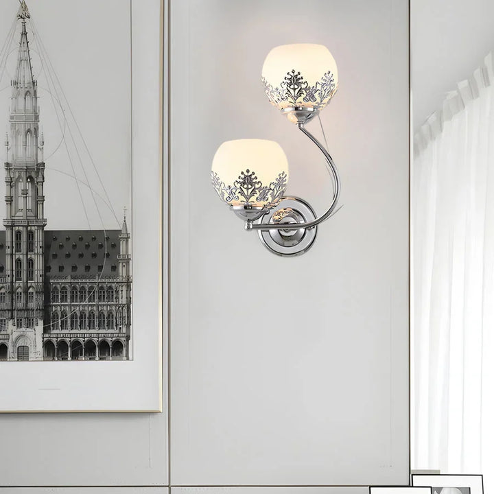 Dekorative Wandleuchte mit floralem Muster und geprägtem Glasschirm