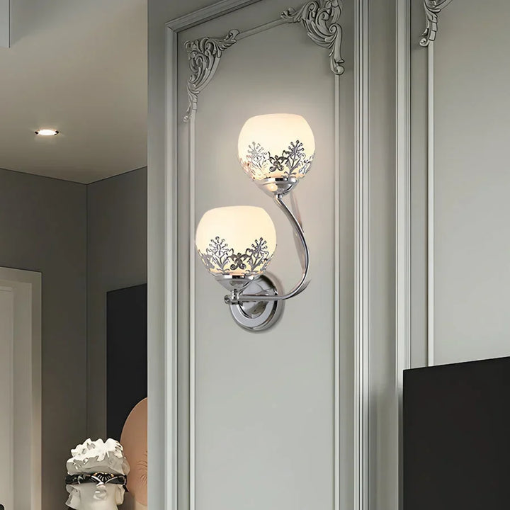 Seitliche Ansicht der floralen Wandlampe mit strukturiertem Glasschirm
