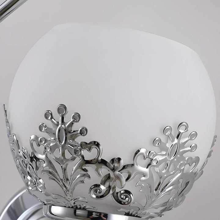 Detailansicht des floralen Designs auf dem geprägten Glasschirm