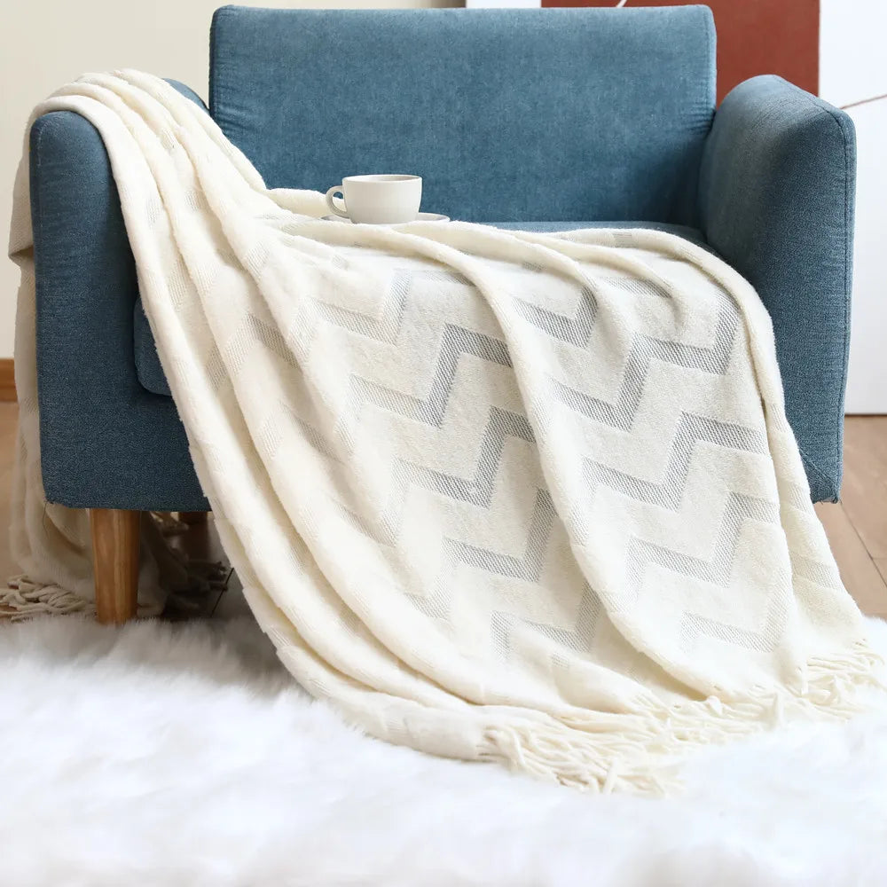 Wohndecke auf einem gemütlichen Sofa drapiert