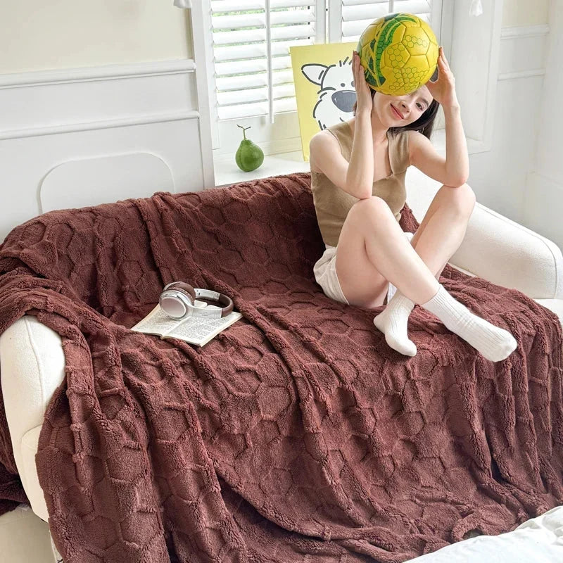 Kuschelige Football-Wurfdecke auf einer modernen Wohnzimmercouch
