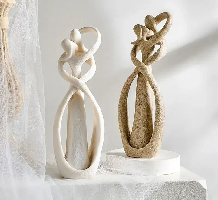 Abstrakte Deko-Statue in Sand auf einem stilvoll eingerichteten Sideboard
