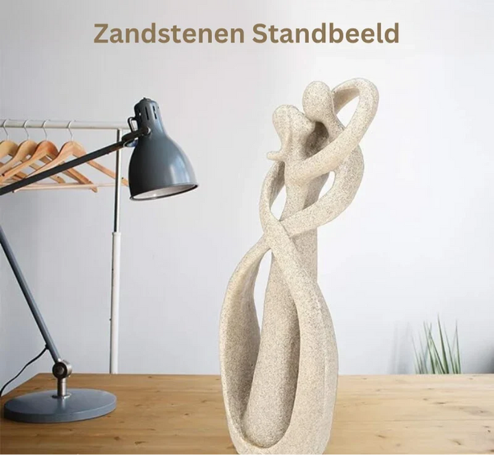 Zeitlose Deko-Statue in Sandweiß auf einem Wohnzimmertisch
