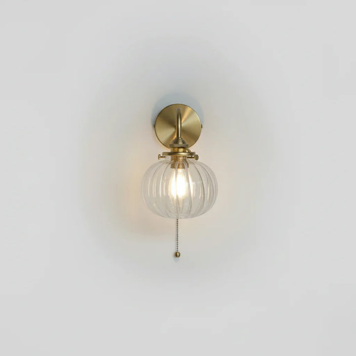 Wandleuchte aus Glas mit goldfarbenem Wandhalter