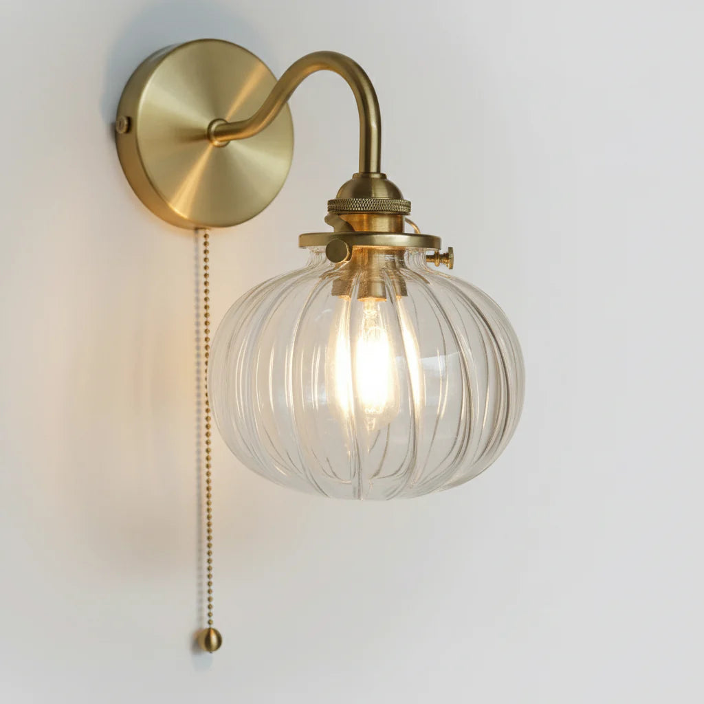 Detailaufnahme der goldenen Kupferoptik und Glaskugel