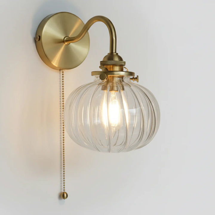 Detailaufnahme der goldenen Kupferoptik und Glaskugel