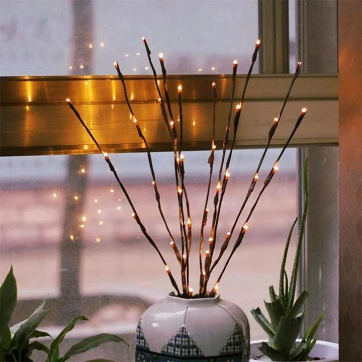 LED-Lichterzweig auf einem Beistelltisch im Wohnzimmer