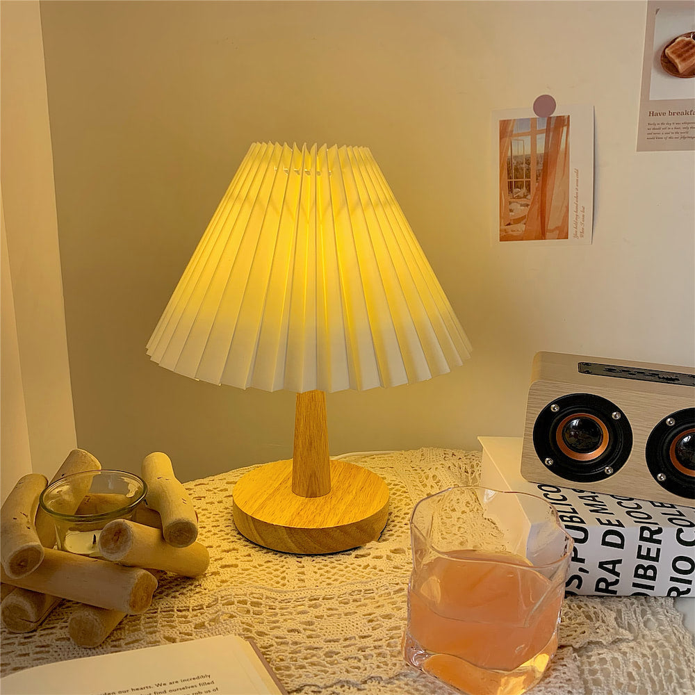 Faltenförmige Tischlampe mit Stoffschirm
