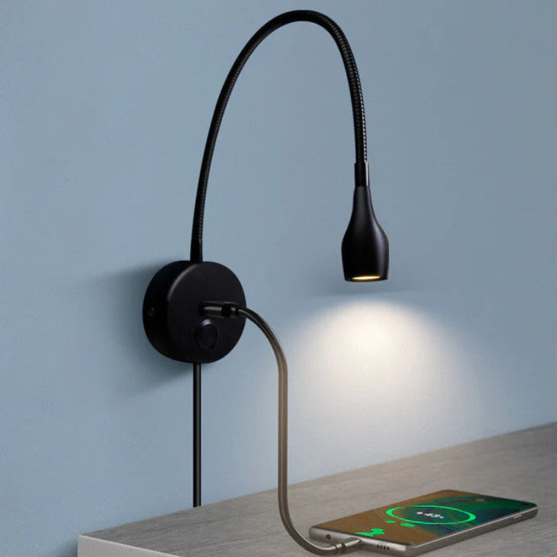 Moderne schlanke Wandleuchte mit schwenkbarem Leuchtenkopf